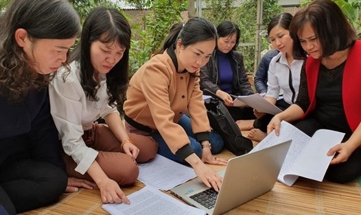 Suốt 1 năm qua, giáo viên hợp đồng ở  Hà Nội đã kiên trì đấu tranh để đòi quyền lợi. Ảnh: Bình Minh.