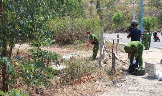 Một vali chứa thi thể người vừa được phát hiện bên trong rừng bạch đàn ở Nha Trang. Ảnh: P.Linh