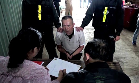 Nữ điều tra viên khai thác đối tượng tội phạm trong đường dây sản xuất ma túy đá do nhóm người quốc tịch Trung Quốc thực hiện (ảnh: Nhân vật cung cấp).