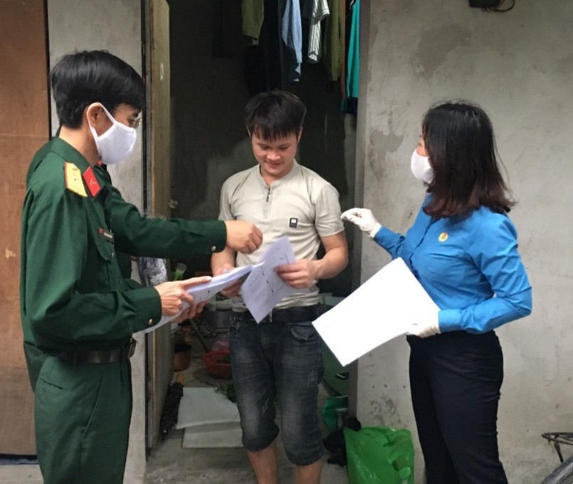 Cán bộ LĐLĐ huyện Văn Lâm (Hưng Yên) xuống khu nhà trọ để tuyên truyền tới đoàn viên, người lao động các biện pháp phòng, chống dịch COVID-19. Ảnh: K.T