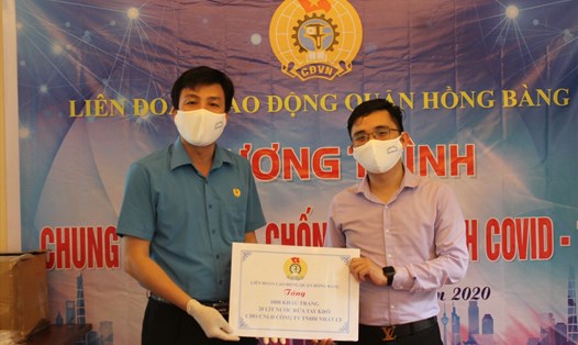 LĐLĐ quận Hồng Bàng trao 1.000 khẩu trang, 20 lít dung dịch rửa tay kháng khuẩn tặng đoàn viên, người lao động Công ty TNHH Nhất Ly. Ảnh MD