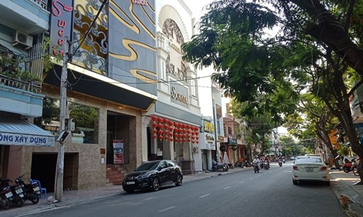 Cơ sở karaoke Sonata (số 50 Hồng Bàng, Nha Trang) bị nhắc nhở vào tối qua (26.3) do còn hoạt động. Ảnh: Nhiệt Băng