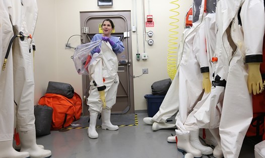 Chuyên gia mặc đồ bảo hộ toàn thân trước khi tiếp xúc mẫu bệnh Ebola tại một phòng nghiên cứu cấp BSL-4.