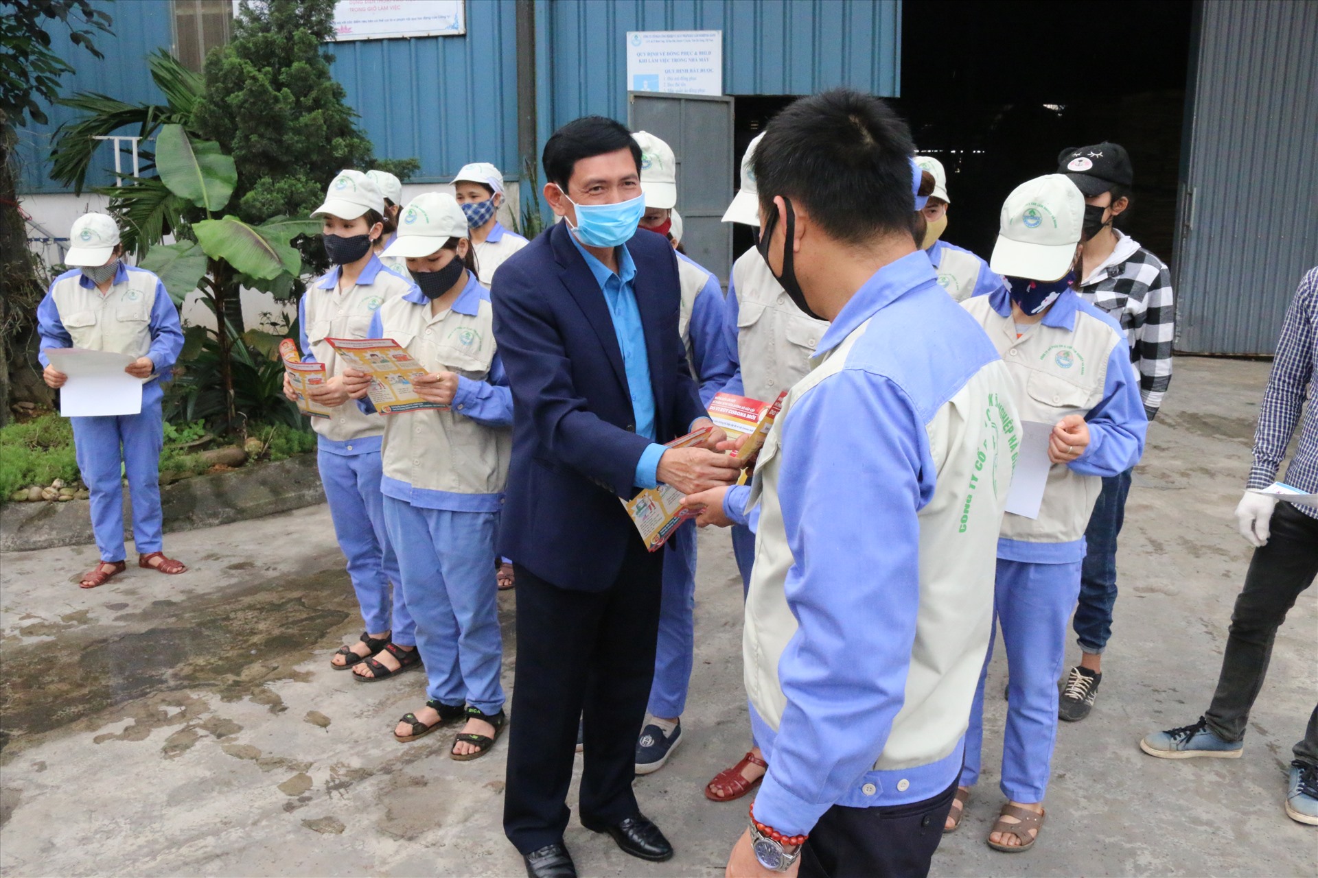 Đồng chí Nguyễn Văn Chung - Tỉnh ủy viên, Chủ tịch Liên đoàn Lao động tỉnh Hà Giang - thăm hỏi công nhân lao động.