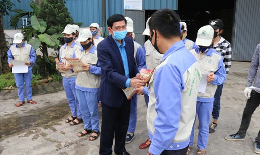Đồng chí Nguyễn Văn Chung - Tỉnh ủy viên, Chủ tịch Liên đoàn Lao động tỉnh Hà Giang - thăm hỏi công nhân lao động.