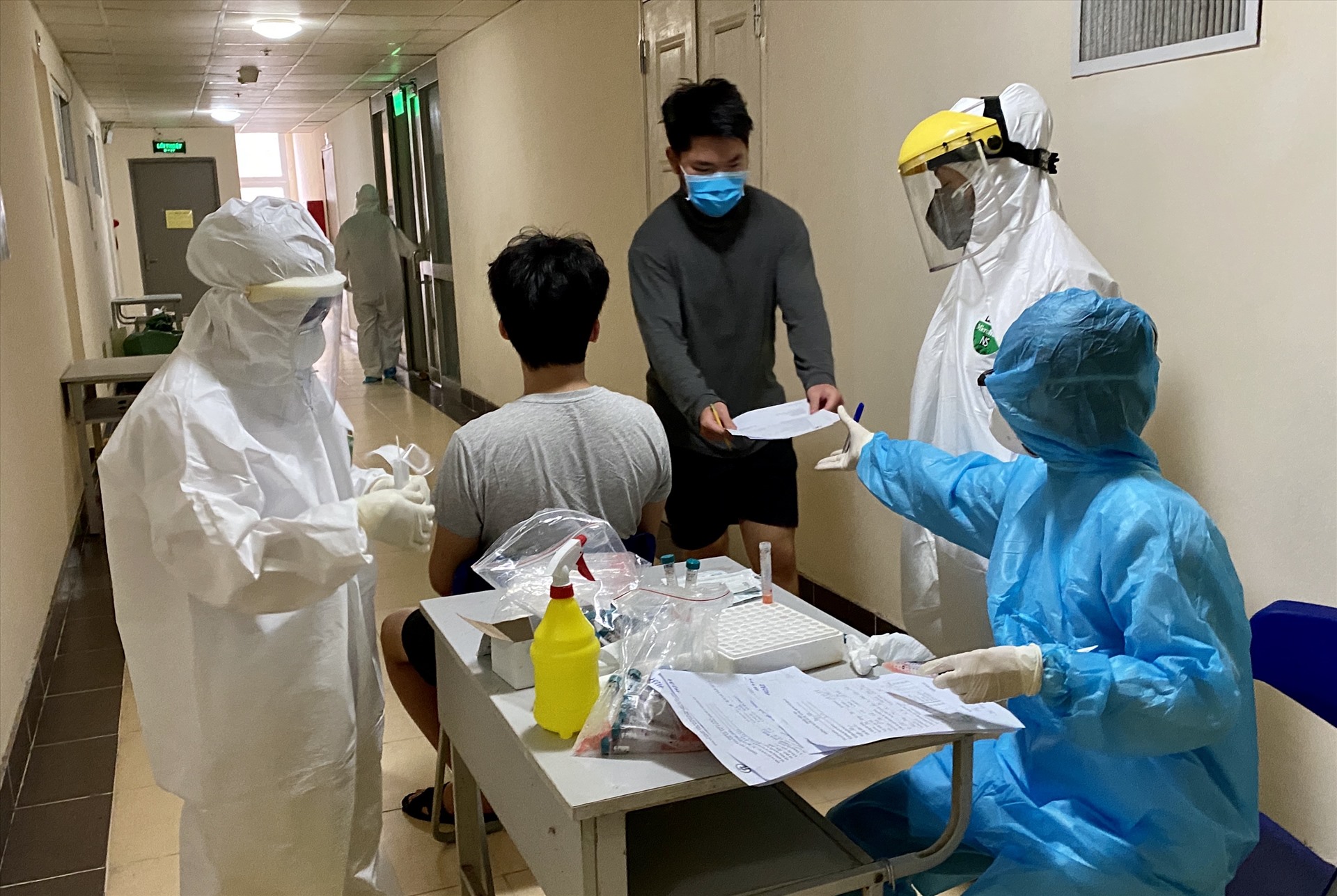 Những người ở tuyến đầu chiến đấu với dịch COVID-19 sẽ được Viettel miễn phí data và cước liên lạc. Ảnh: CT