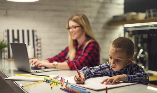 Dù nhà có trẻ nhỏ, vẫn làm việc hiệu quả tại nhà nếu thực hiện đúng cách. Ảnh: Shutterstock