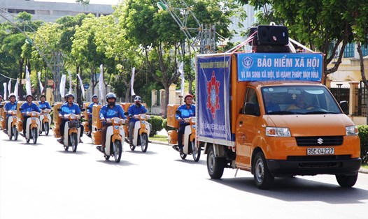 BHXH tỉnh Ninh Bình tổ chức tuyên truyền lưu động. Ảnh: NT