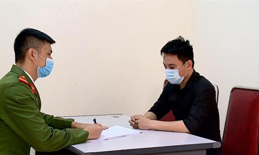 Cơ quan công an làm việc với đối tượng Phí Văn Vũ vì hành vi lừa đảo bán khẩu trang y tế.