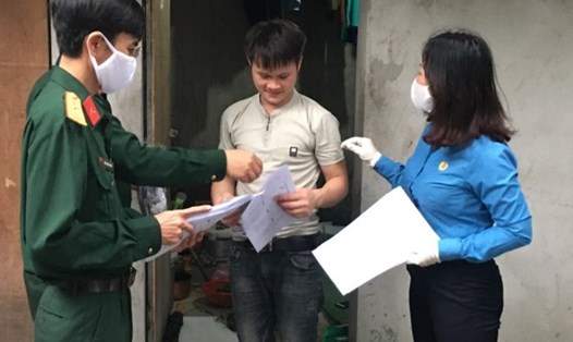 Cán bộ LĐLĐ huyện Văn Lâm (Hưng Yên) xuống các khu nhà trọ để truyên truyền người lao động (NLĐ) phòng chống COVID-19 và vận động chủ nhà trọ giảm giá thuê phòng cho NLĐ. Ảnh: V.L