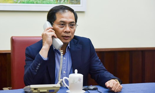 Thứ trưởng thường trực Bộ Ngoại giao Bùi Thanh Sơn có cuộc điện đàm lần thứ hai với lãnh đạo Bộ Ngoại giao các nước. Ảnh: BNG.