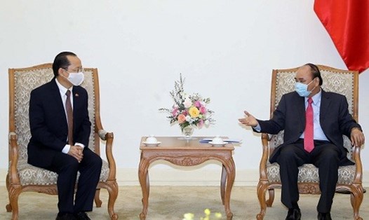 Thủ tướng Nguyễn Xuân Phúc tiếp Đại sứ đặc mệnh toàn quyền Vương quốc Campuchia Chay Navuth. Ảnh: VGP.