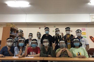 Sinh viên trường Đại học Y Dược TPHCM làm 500 chiếc mặt nạ chống dịch để gửi tặng cho lực lượng đang thực hiện nhiệm vụ tại các khu cách ly, bệnh viện dã chiến.Ảnh: NV