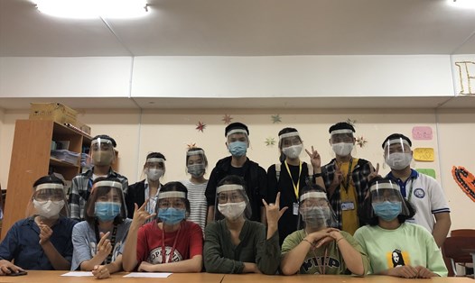 Sinh viên trường Đại học Y Dược TPHCM làm 500 chiếc mặt nạ chống dịch để gửi tặng cho lực lượng đang thực hiện nhiệm vụ tại các khu cách ly, bệnh viện dã chiến.Ảnh: NV