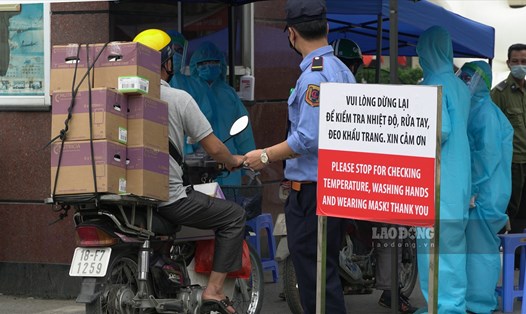 Người nhà cấp tập chuyển đồ cho người thân đang điều trị tại BV Bạch Mai ngày 27.3. Ảnh: Tạ Quang