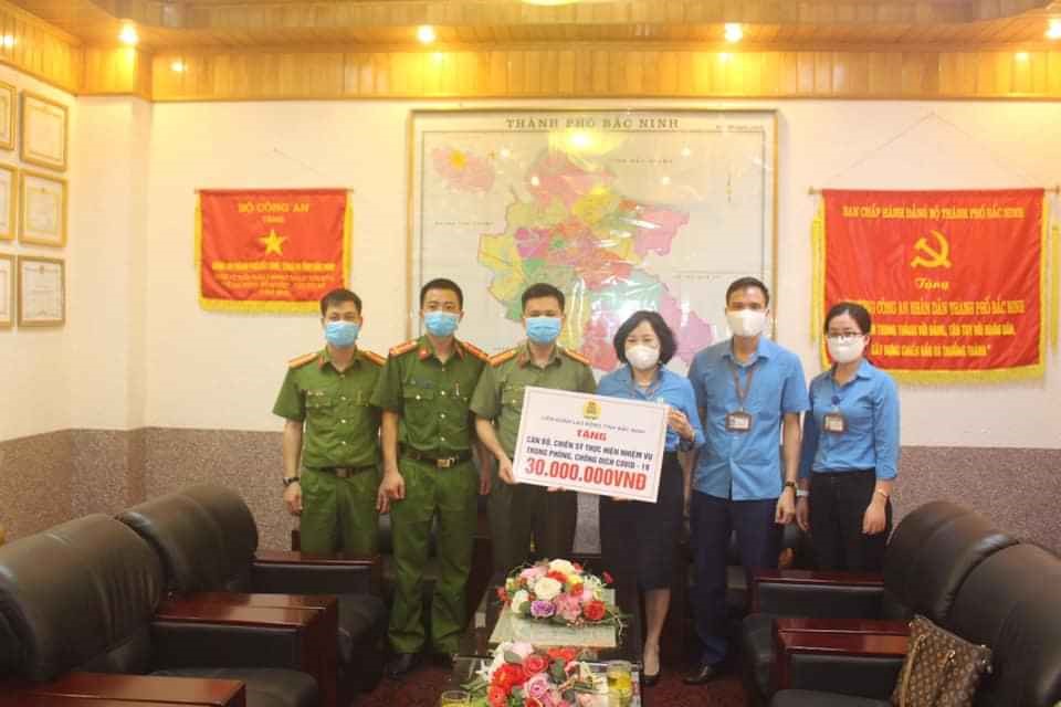 Bà Nguyễn Thị Vân Hà - Ủy viên Ban chấp hành Tổng Liên đoàn Lao động Việt Nam, Tỉnh ủy viên, Chủ tịch Liên đoàn Lao động tỉnh Bắc Ninh trao quà tới Công an thành phố Bắc Ninh.