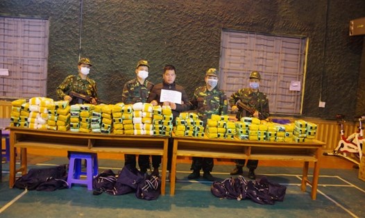 Đối tượng tội phạm (ở giữa) khi bị Bộ đội Biên phòng Ba Sơn bắt giữ cùng tang vật vụ án.