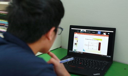 Học sinh học online ở nhà. Ảnh: Hải Nguyễn