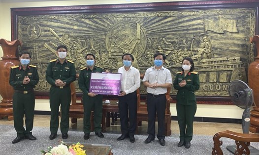 Lãnh đạo Cty Điện lực Thừa Thiên Huế tặng quà cho các y bác sĩ, chiến sĩ đang tham gia phòng, chống dịch COVID-19.