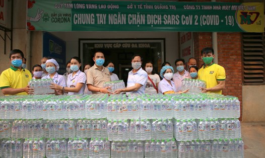 Quỹ TLV Lao Động phối hợp với Sở Y tế và Cty TNHH nhà máy MV Việt Nam hỗ trợ nước uống đóng chai. Ảnh: Hưng Thơ.