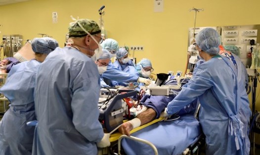 Điều trị cho bệnh nhân COVID-19 ở Bệnh viện San Raffaele, Milan. Ảnh: Reuters