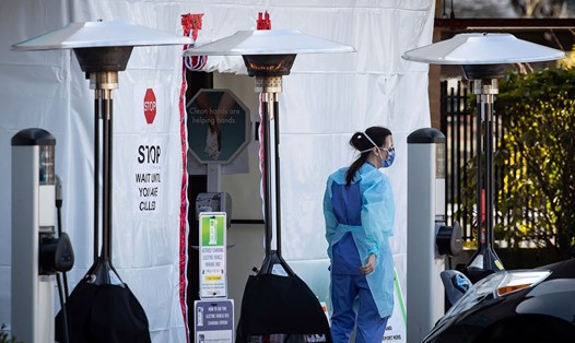 Một nhân viên y tế đứng bên ngoài bệnh viện Lions Gate ở British Columbia, Canada ngày 19.3. Ảnh: AP