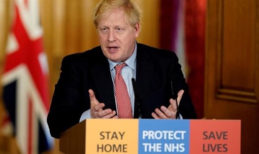 Thủ tướng Anh sẽ gửi thư cho 30 triệu hộ gia đình để kêu gọi người dân ở nhà. Ảnh: Reuters