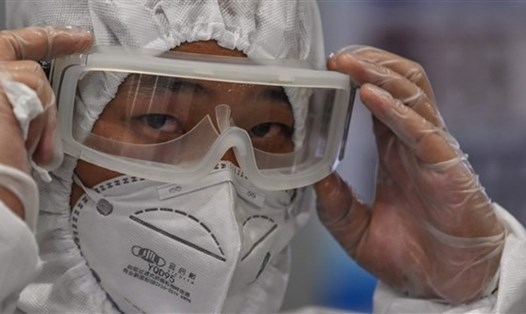 Giám đốc CDC Trung Quốc khuyên người dân Mỹ và Châu Âu đeo khẩu trang để phòng ngừa COVID-19. Ảnh: AFP