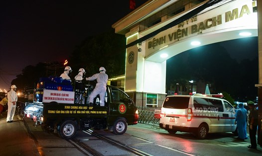 Tối 28.3, đoàn xe của Binh chủng Hóa học tiến hành khử khuẩn toàn bộ bệnh viện Bạch Mai. Ảnh: Sơn Tùng