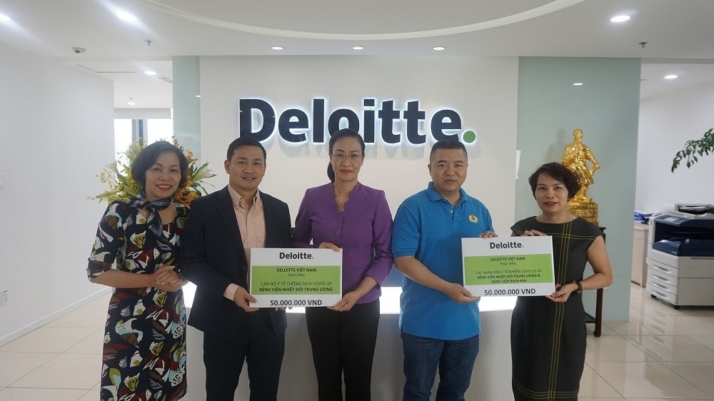 Đại diện Công đoàn Y tế Việt Nam tiếp nhận số tiền 100.000.000 đồng từ lãnh đạo Công ty TNHH Deloite Việt Nam.