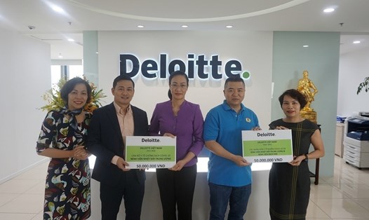 Đại diện Công đoàn Y tế Việt Nam tiếp nhận số tiền 100.000.000 đồng từ lãnh đạo Công ty TNHH Deloite Việt Nam.