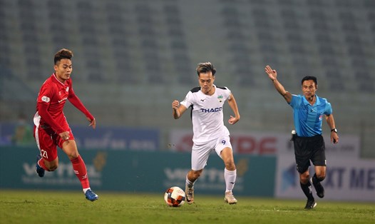 Trận đấu giữa Hoàng Anh Gia Lai và Viettel ở vòng 2 V.League trên sân không khán giả. Ảnh: Hải Đăng