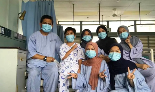 Bác sĩ Samsu Ambia Ismail cùng vợ và 5 con đều bị nhiễm COVID-19 và đang điều trị tại bệnh viện nơi bác sĩ làm việc. Ảnh: CNA