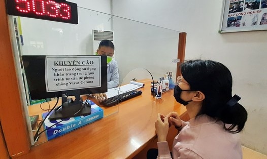 Người lao động đến làm thủ tục hưởng trợ cấp thất nghiệp tại Trung tâm Dịch vụ việc làm Hà Nội. Ảnh ANH THƯ