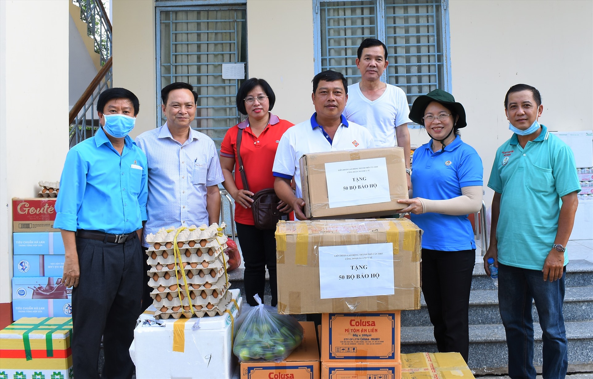 Công đoàn ngành Y tế TP.Cần Thơ và nhà hảo tâm trao tặng 50 bộ đồ bảo hộ và nhu yếu phẩm đến với lực lượng làm nhiệm vụ tại Trường Quân sự TP.Cần Thơ. Ảnh: Thành Nhân