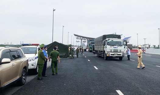 Một trong số chốt kiểm soát phương tiện và hành khách vào địa phận tỉnh Quảng Ninh. Ảnh: BQN