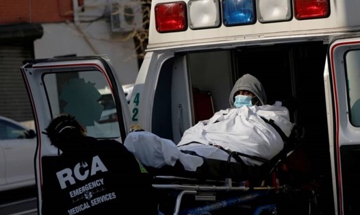 Đưa bệnh nhân lên xe cứu thương ở bệnh viện Brooklyn, New York. Ảnh: Reuters