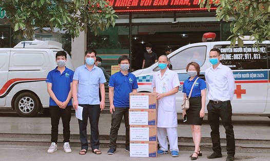 Đoàn thanh niên công ty HSVN Toàn cầu trao tặng thiết bị sát khuẩn khử trùng Ozone đến các y bác sĩ tại Bệnh viện Đa khoa Đức Giang (Hà Nội).