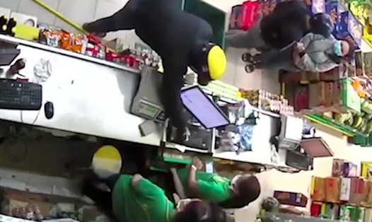 Vụ cướp tại cửa hàng Bách Hóa Xanh diễn ra chóng vánh chỉ trong 2 phút (ảnh cắt từ camera an ninh).