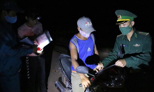 Lực lượng chức năng kiểm tra bên bờ sông Sê Pôn, ngăn chặn người dân có ý định xuất cảnh trái phép sang Lào. Ảnh: Hưng Thơ
