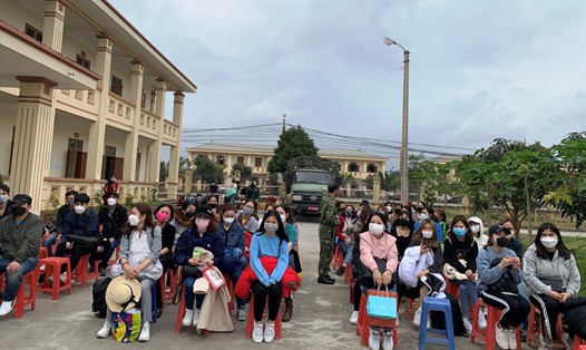 Gần 200 người trở về từ Hàn Quốc được cách ly tại Trường Quân sự và Trung đoàn 855 thuộc Bộ CHQS tỉnh Ninh Bình. Ảnh: NT