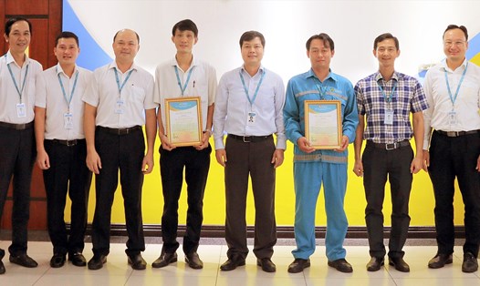 Anh Đường Khánh Tùng (thứ tư từ trái sang) và anh Trần Ngọc Kỳ (thứ ba từ phải sang) nhận thư biểu dương của Ban lãnh đạo Công ty.