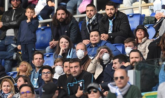 Chỉ một số khán giả đeo khẩu trang xem trận Lazio gặp Bologna trong giải Serie A ở Rome, Italia ngày 29.2.2020. Ảnh: Xinhua