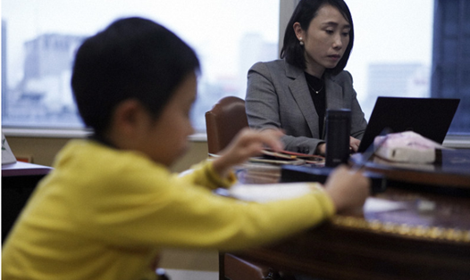 Sachiko Aoki đưa con đến chỗ làm để tiện trong việc trông con khi dịch COVID-19 khiến Nhật Bản đóng cửa các trường học. Ảnh: AP