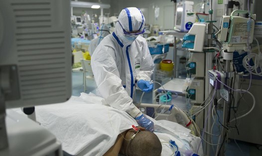 Nhân viên y tế chăm sóc bệnh nhân COVID-19 trong phòng điều trị tích cực ở một bệnh viện tại Vũ Hán, tỉnh Hồ Bắc, Trung Quốc. Ảnh: TO.