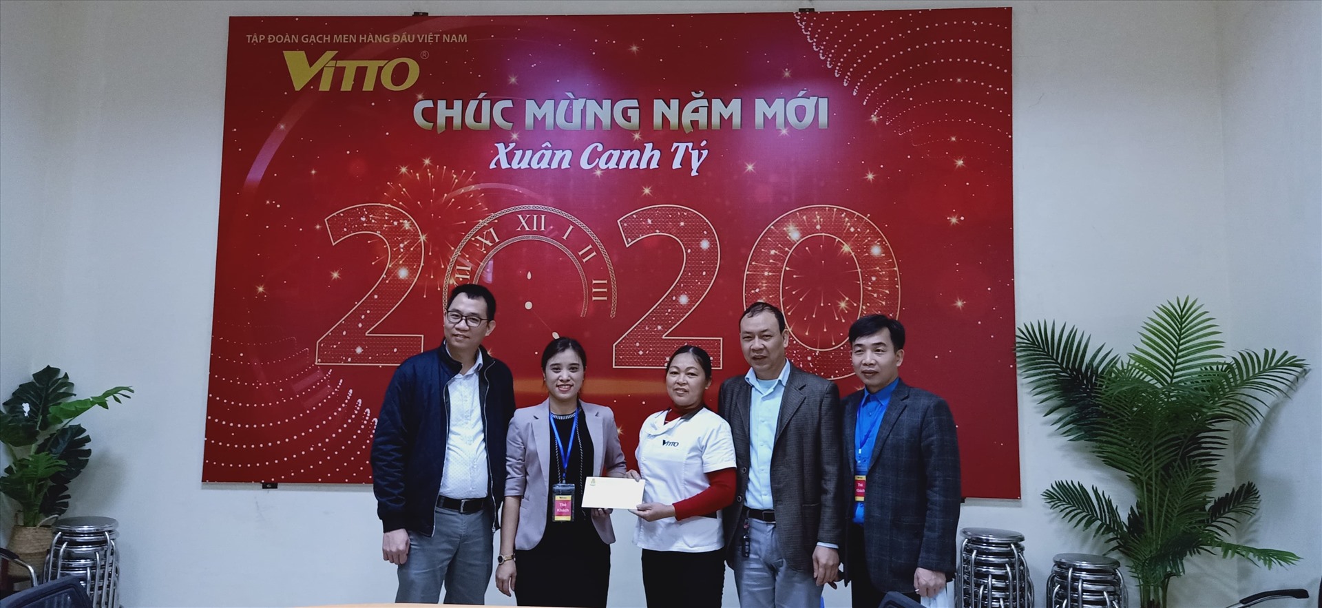 Ban Thường vụ Liên đoàn Lao động huyện Tam Dương thăm, động viên và trao quà trợ cấp đột xuất cho CNLĐ có hoàn cảnh khó khăn.