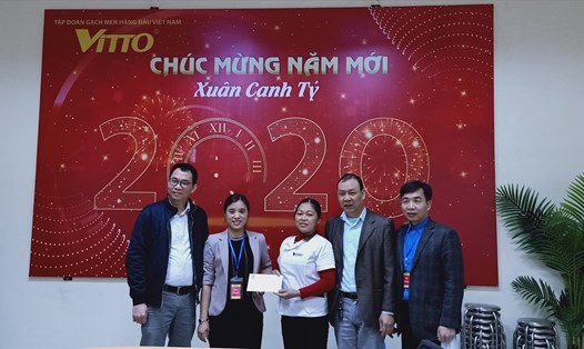 Ban Thường vụ Liên đoàn Lao động huyện Tam Dương thăm, động viên và trao quà trợ cấp đột xuất cho CNLĐ có hoàn cảnh khó khăn.