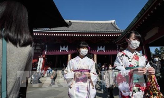 Người dân đeo khẩu trang để phòng tránh lây nhiễm COVID-19 tại Tokyo, Nhật Bản hôm 3.2. Ảnh: AFP.