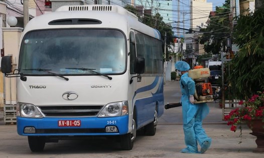 Cơ quan chức năng tỉnh Khánh Hòa phun khử trùng xe cộ và khu vực cách ly 119 du học sinh từ Hàn Quốc trở về.