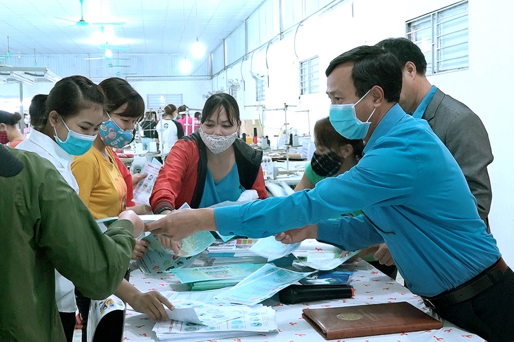 Công đoàn tuyên truyền cách phòng chống COVID-19 đến công nhân lao động.